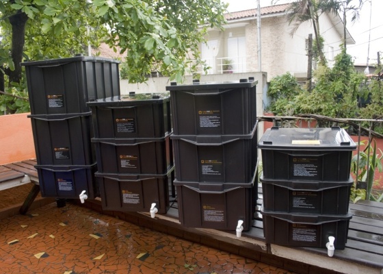 Os minhocários domésticos dão mais eficiência à compostagem. Esses são da Morada da Floresta e funcionam com 3 caixas de plásticos empilhadas. Custam a partir de R$ 152
