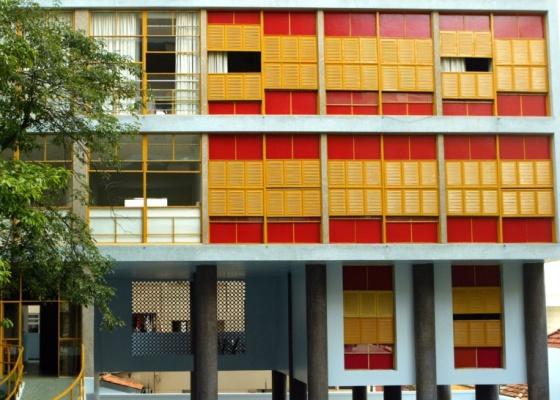 Fragmento Da Fachada De Um Edifício Com Aberturas Ou Janelas