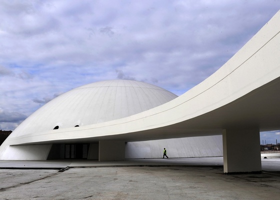O Centro Niemeyer, inaugurado na cidade de Avilés, na Espanha, no aniversário de 103 anos do arquiteto brasileiro Oscar Niemeyer (15/12/2010)