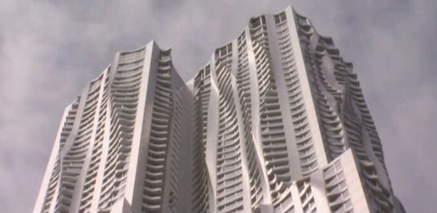 Um prédio de apartamentos com uma fachada "enrugada", construído pelo renomado arquiteto canadense Frank Gehry, é o mais novo arranha-céu de Nova York
