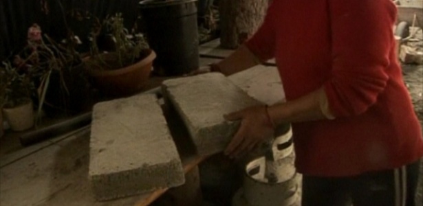 Moradora de vilarejo argentino usa cinzas do vulcão chileno Puyehue para fabricar tijolos