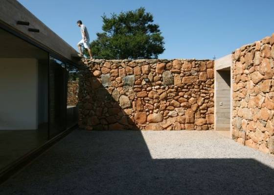 Muro construído com pedras naturais de diferentes formas.