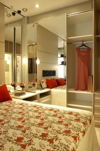 No quarto de casal, o espelho na porta do armário Florense amplia o espaço e multiplica a luz natural