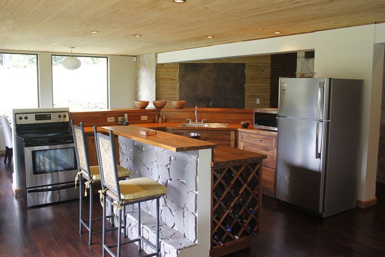 Lounge, cozinha e sala de jantar compartilham o mesmo espaço livre de barreiras visuais