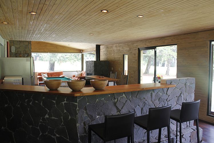 Lounge, cozinha e sala de jantar compartilham o mesmo espaço livre de barreiras visuais