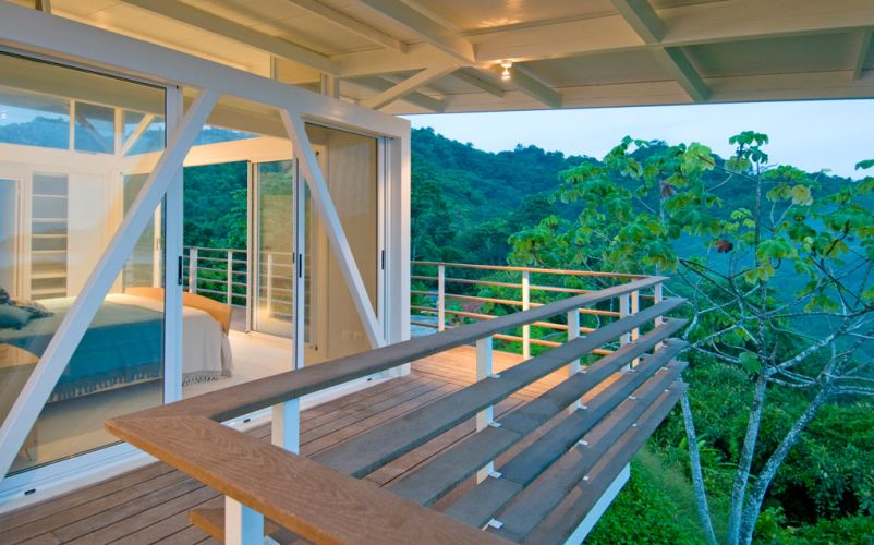 O desenho arquitetônico da casa Iseami, na Costa Rica, de autoria de Juan Robles, proporciona ventilação cruzada e renovação constante de ar