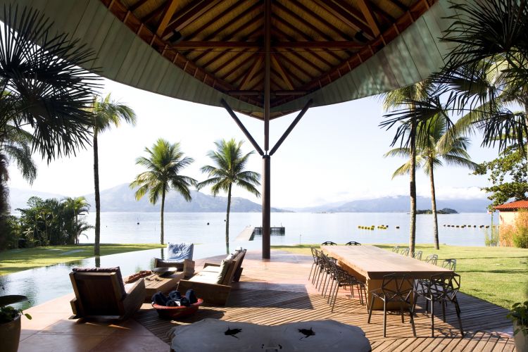 Aberta ao mar, a casa projetada por Mareines + Patalano, em Angra dos Reis, recebe brisa fresca diretamente do oceano e compartilha a paisagem