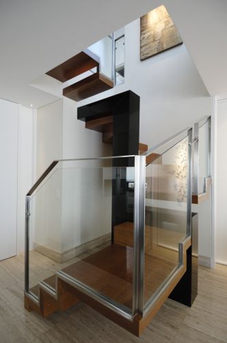 A reforma manteve a escada no mesmo local definido pela plana original, mas modificou totalmente seu desenho, tornando-a ponto de atração do living