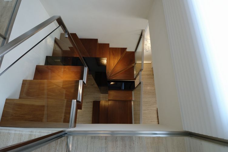 A reforma manteve a escada no mesmo local definido pela plana original, mas modificou totalmente seu desenho, tornando-a ponto de atração do living