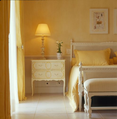 Detalhes dos móveis do dormitório principal em estilo provençal. Nas paredes textura rústica Terracal, da Terracor, da A Estufa, e, no piso, cerâmica da Portobello