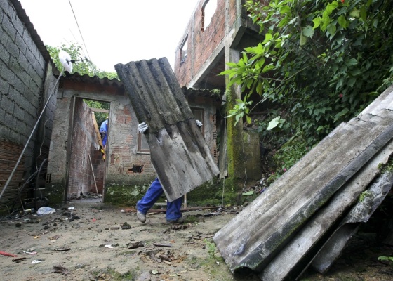 Operarios fazem a demolicao de casa no Grotão, bairro que sofreu invasao na Serra do Mar - Moacyr Lopes Junior/Folha Imagem