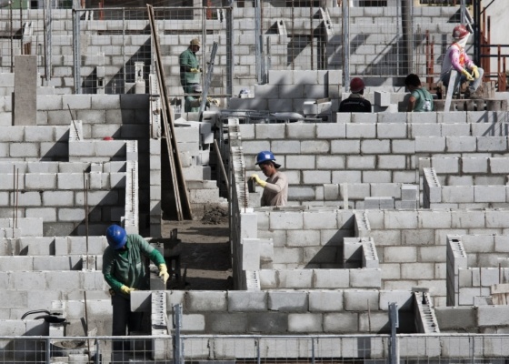 Operários trabalham nas obras dos prédios residenciais do Complexo São Vicente. O projeto faz parte do programa Minha Vida, Minha Casa do governo federal