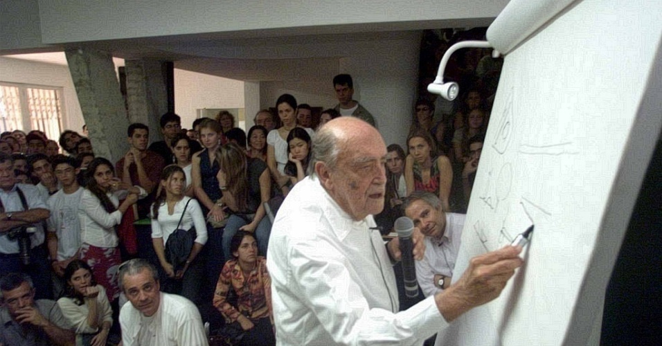 Oscar Niemeyer dá aula de arquitetura