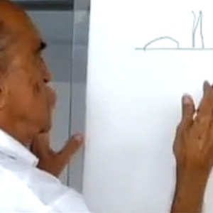 O arquiteto Oscar Niemeyer em cena do filme 