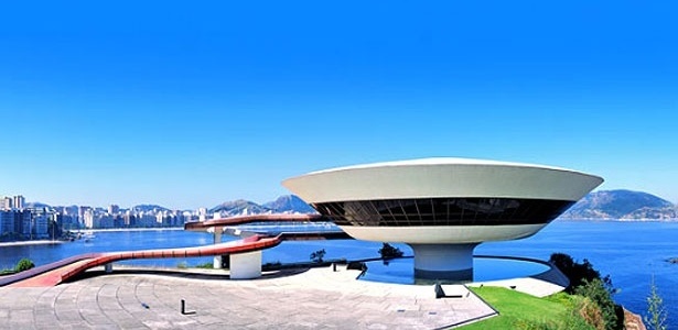 Projetado por Oscar Niemeyer, o Museu de Arte Contemporânea de Niterói (1991) foi instalado junto à Baía de Guanabara (RJ)