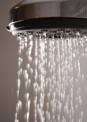 Banho de oito minutos custa R$ 0,30 em média no chuveiro elétrico, segundo pesquisa da Poli-USP