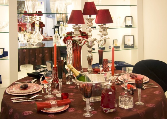 A mesa do designer de interiores Marcos Diniz Junqueira, em parceria com o chef Sergio Arno - Divulgação