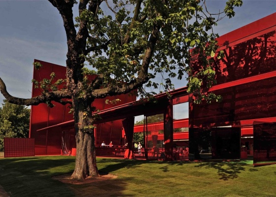 Pavilhão de verão da Serpentine Gallery, em Londres, projeto arquitetônico de Jean Nouvel. Estrutura arrojada, composta de aço, vidro e policarbonato - Philippe Ruault / Divulgação