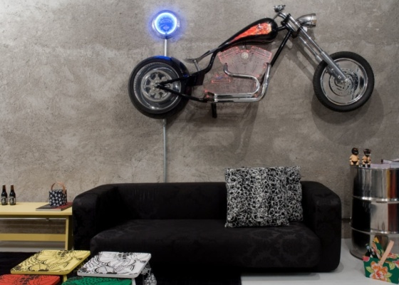 Nas DBox você encontra desde peças de arte até um modelo de moto Harley Davidson usado como painel decorativo. Para os designers, vivemos uma "era bem vintage" - Divulgação