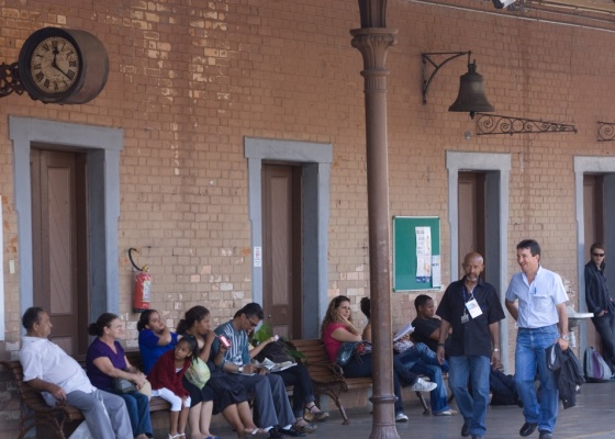 Passageiros na estação de trem da CPTM em Jundiaí, inaugurada em 1867 e tombada pelo Condephaat (05/12/2008)