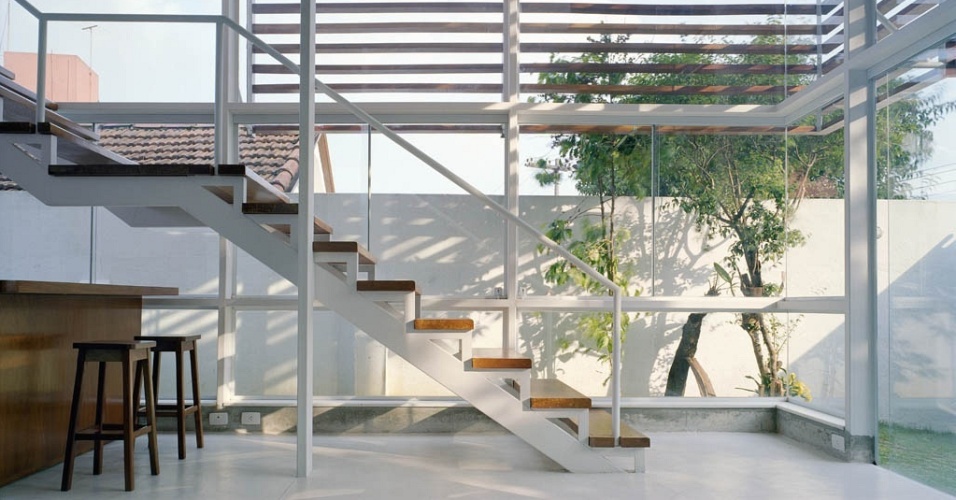 Escada metálica com degraus em madeira. Em apenas um lance, mas com patamar intermediário para descanso. A escada fica na casa Schaeffer-Novelli, em São Paulo (SP), e é assinada pela Nave Arquitetura