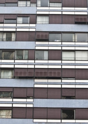 Detalhe da fachada do edifcio Pauliceia, na Avenida Paulista, obra de Jacques Pillon (1905-1962), construdo no final da dcada de 1950 e tombado em 2010 pelo Condephaat