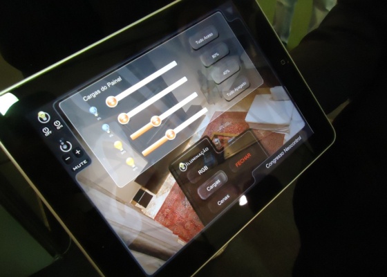 Engenheiro mostra como funciona o aplicativo para iPad que permite controle de luzes da casa - Estefani Medeiros/UOL