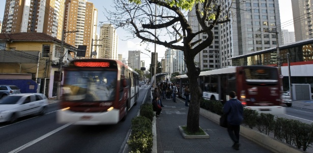 Um dos grandes entraves ocorreu na licitação dos corredores de ônibus - que, atualmente, está suspensa - Adriano Vizoni/Folhapress