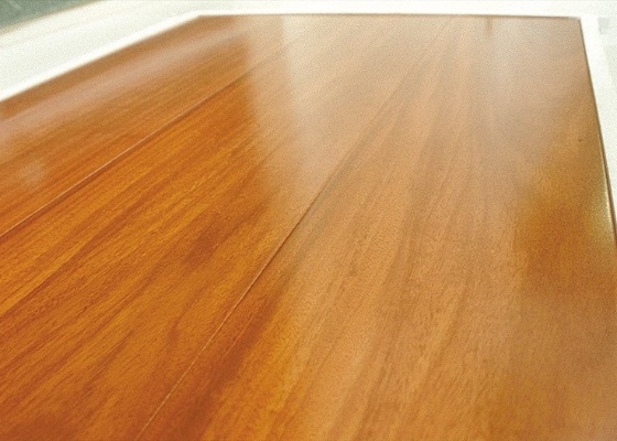 O carpete de madeira trata-se de uma folha de madeira natural, bastante fina, colada e prensada a uma base de madeira processada, como compensado, aglomerado, mdf ou similares