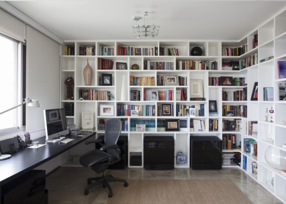 Home office em apartamento em São Paulo, com reforma e interiores elaborados por FGMF Arquitetos, tem a poltrona Aeron, da Herman Miller, com desing de Bill Stumpf e Don Chadwick  - Fran Parente / UOL