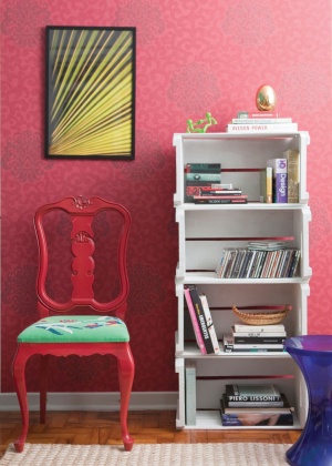 Na sala decorada pelo designer Fábio Galeazzo, cadeira reformada e estante feita de caixotes - Marco Antonio/Divulgação