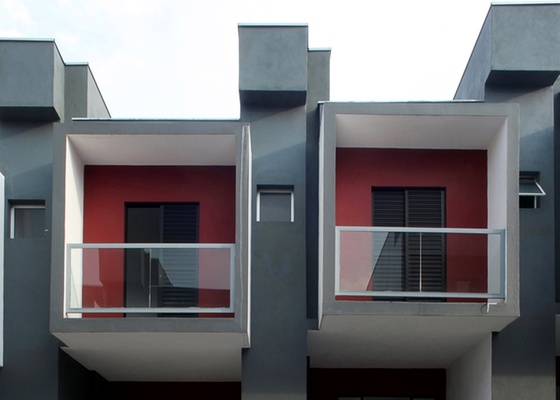 Fachada de duas unidades do conjunto Box House, projeto arquitetônico de Yuri Vidal, em São Paulo, um dos premiados <i>ex-aequo</i> pela 7ª Bienal Ibero-americana, em Medelim - Bebete Viegas / UOL