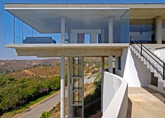 Casa em Nova Lima (MG), projeto do arquiteto Humberto Hermeto, com estrutura de concreto aparente e fechamentos de vidro