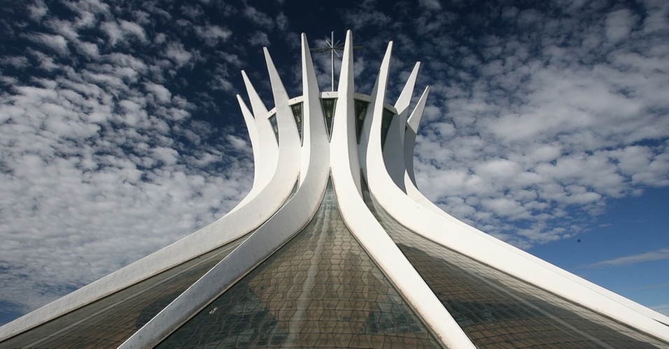 A Catedral Metropolitana de Nossa Senhora Aparecida, mais conhecida como Catedral de Brasília, no Distrito Federal, projetada em 1958 e inaugurada em 1970