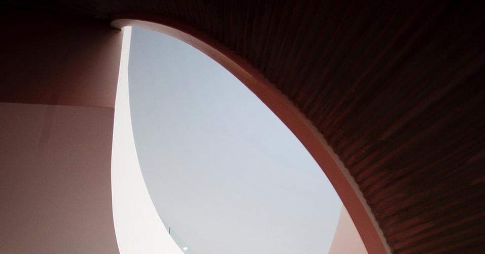 Centro Cultural Niemeyer, construído na cidade espanhola Avilés