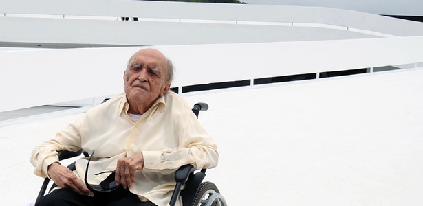 O arquiteto Oscar Niemeyer comemora 103 anos na inauguração da fundação que leva seu nome, em Niterói (RJ) (15/12/2010)