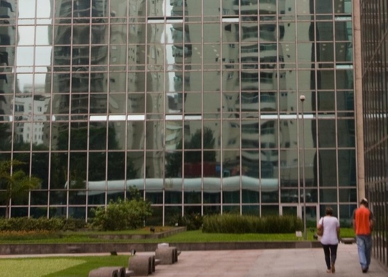 Conjunto de prédios da Caixa Econômica Federal, na Avenida Paulista, em São Paulo (SP). Vidros espelhados são comuns nas fachadas de edifícios comerciais