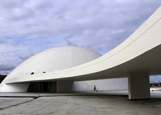 O Centro Niemeyer, inaugurado na cidade de Avilés, na Espanha, no aniversário de 103 anos do arquiteto brasileiro Oscar Niemeyer (15/12/2010) - Eloy Alonso/Reuters
