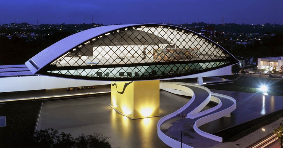 Museu Oscar Niemeyer (2002), de Oscar Niemeyer, em Curitiba