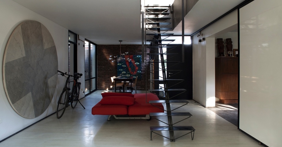 Espaço de estar e hall de escada da Casa Estúdio do arquiteto chileno Mathias Klotz, em Santiago