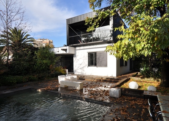 O arquiteto chileno Mathias Klotz ampliou a própria casa, originalmente térrea, em 140 m², acrescentando um subsolo e mais tarde o pavimento superior