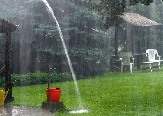 Manter uma rea do jardim capaz de absorver a gua da chuva evita enchentes. H sistemas que tornam a infiltrao mais rpida, impedindo que o solo fique encharcado