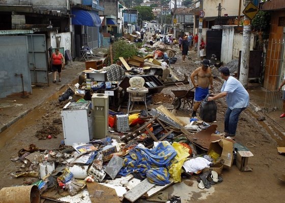 Moradores da rua Antônio Vaz, no Jardim São Luís, em São Paulo (SP). A forte chuva que atingiu a região causou o alagamento de diversas ruas e casas (21/12/2010)