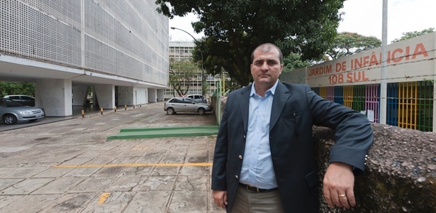 O engenheiro de informática Júlio de La Guardia, 38 anos, que procurou o Ministério Público para reclamar do barulho causado pela escola infantil em frente ao seu prédio em Brasília (DF) - José Varella/UOL
