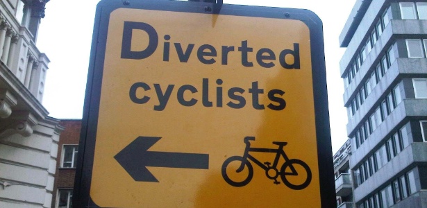 Reformulação da sinalização de Londres: Design de uma placa de desvio temporário para ciclistas, em Mandeville, desconcentra o observador do conteúdo da mensagem