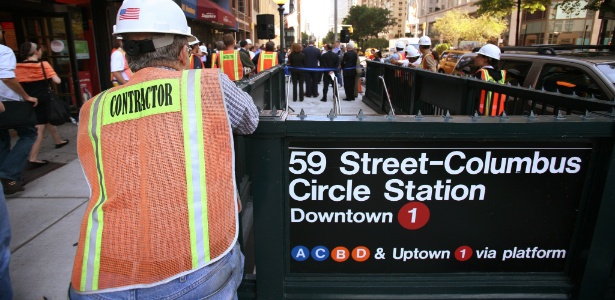 Placa de metrô em Manhattan instalada em 2008 utilizando a fonte Helvetica