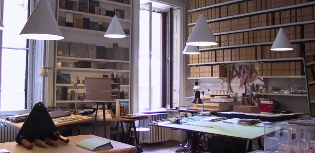 Interior do Museu Studio Catiglioni, em Milão, onde o desenhista industrial Achille Castiglioni trabalhou por quase 60 anos. As salas permanecem exatamente como Castiglioni as deixou