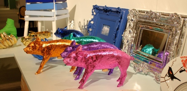 Os  "bancos na forma de um porco", do designer Harry Allen e produzidos pela Areaware estiveram expostos na 23ª ICFF, em Nova York  - Camila Viegas-Lee / UOL