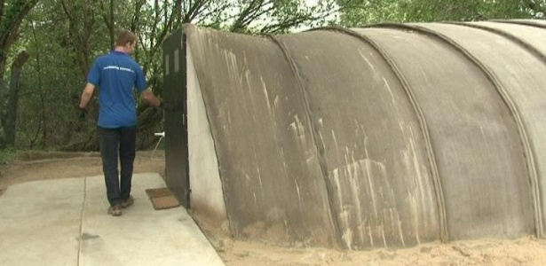 Engenheiros britânicos inventaram uma tenda que, ao ser molhada transforma-se em concreto - BBC Brasil