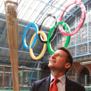 Sebastian Coe posa com o protótipo da tocha olímpica de Londres 2012 - Stefan Wermuth/Reuters